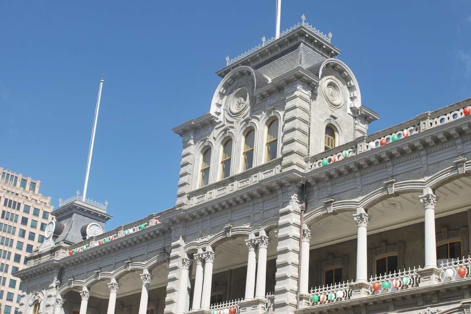 Exterior view of the Iolani Palace near Waikiki Resort Hotel