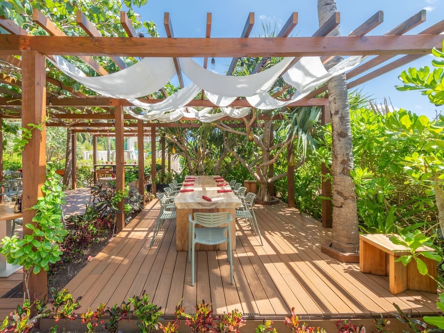 Pergola dining area in Varenna restaurant at La Colección