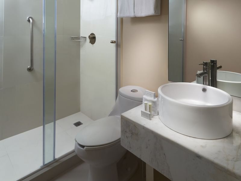 Interior del baño de la Habitación Superior Queen de One Hotels