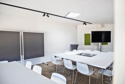U-shaped style set-up facing the TV in T2, showcasing the meeting room facilities at the Avaneo Hotel Marktredwitz