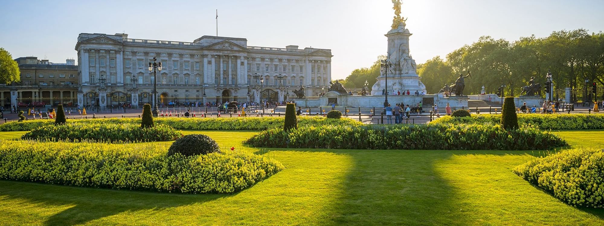 Buckingham Palace near Warwick Hotels and Resorts, with decorative gardens and the Queen Victoria Memorial