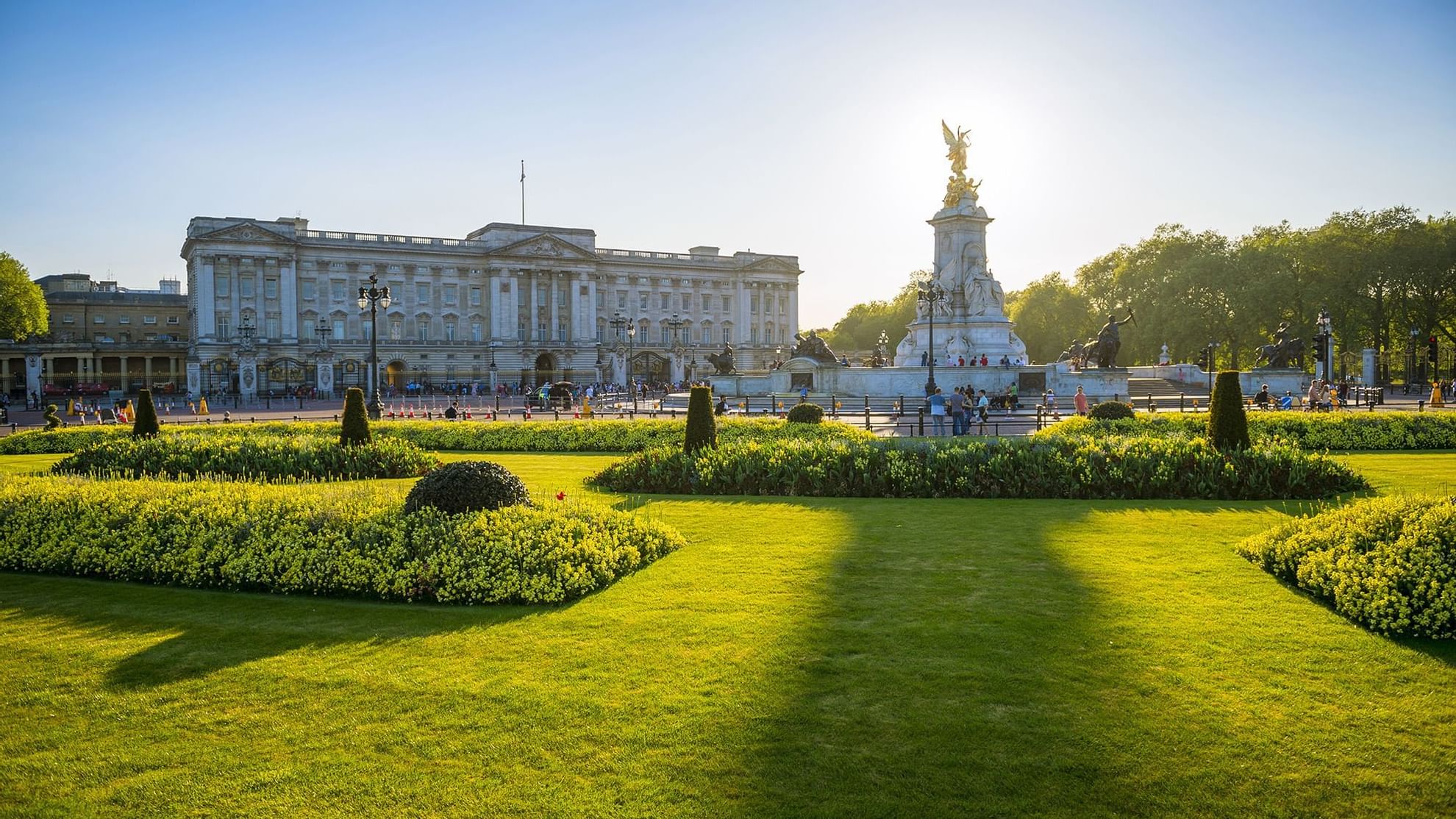 Buckingham Palace near Warwick Hotels and Resorts, with decorative gardens and the Queen Victoria Memorial