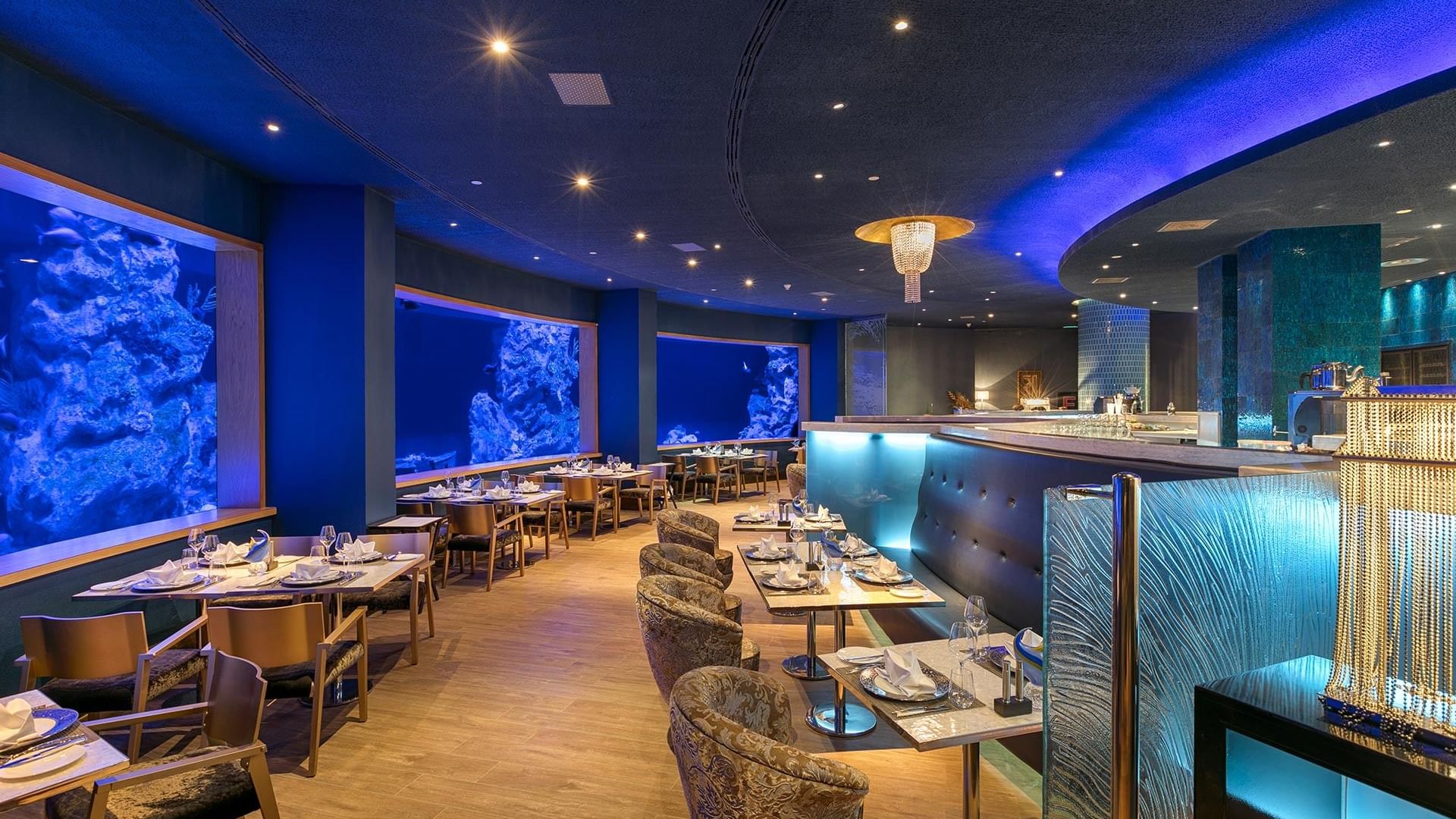 Titanic Mardan Palace’ta Aquamarine Fish Restaurant, zarif masa düzeniyle şık bir deniz ürünleri deneyimi sunar.