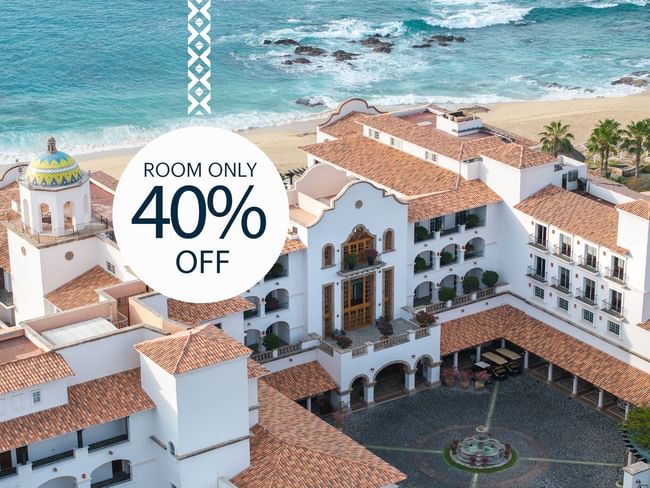 Vista aérea de un hotel junto al mar con un descuento del 40% en la habitación.