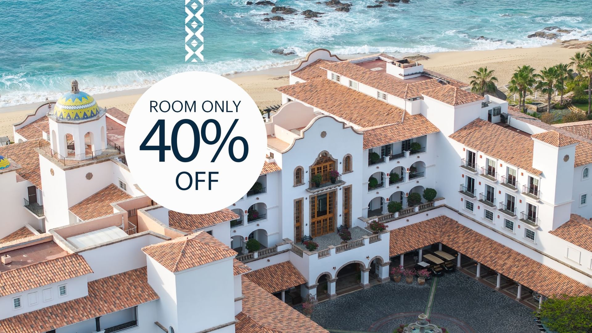 Vista aérea de un hotel junto al mar con un descuento del 40% en la habitación.