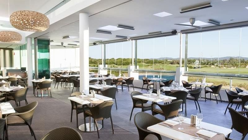 Dining area at Pullman Magenta Shores