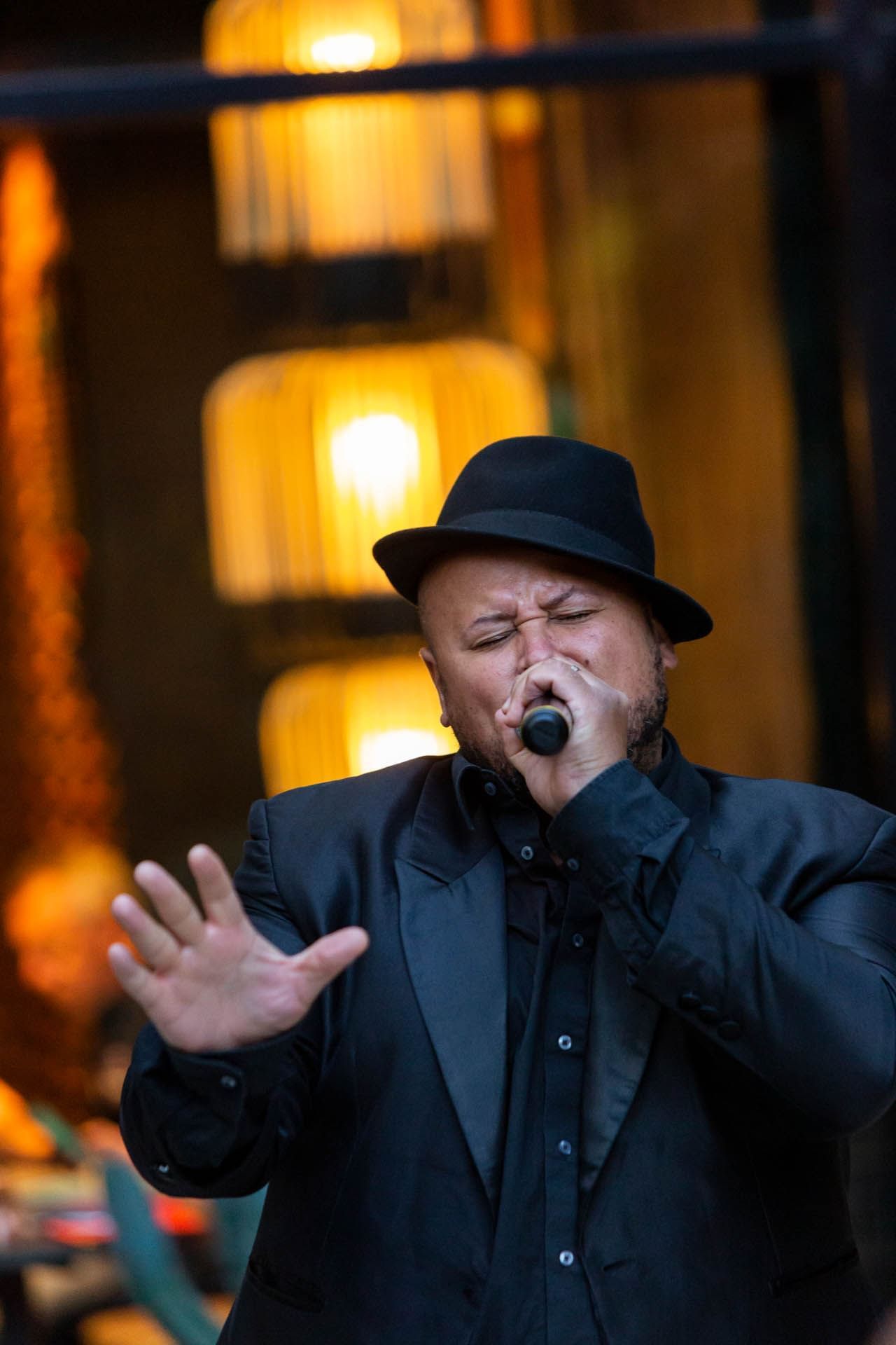 Un homme chantant en concert à l'Oceania Paris Porte de Versailles