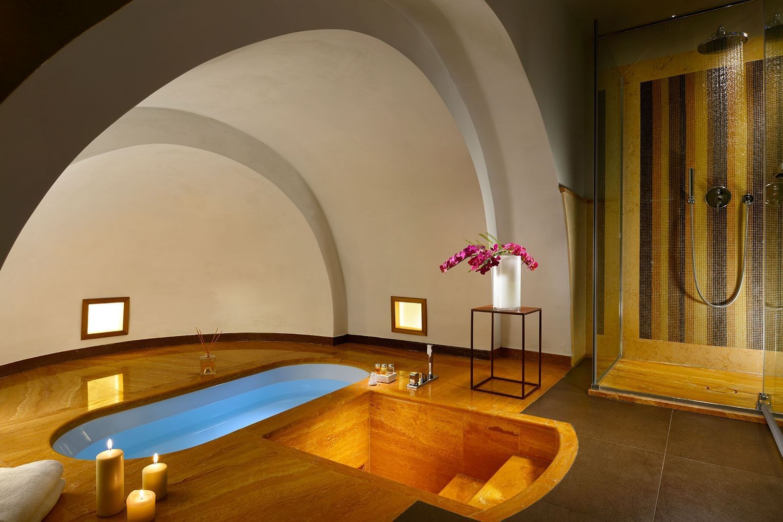 Wooden-floored room with a bathtub in Junior Suite at Margutta 54