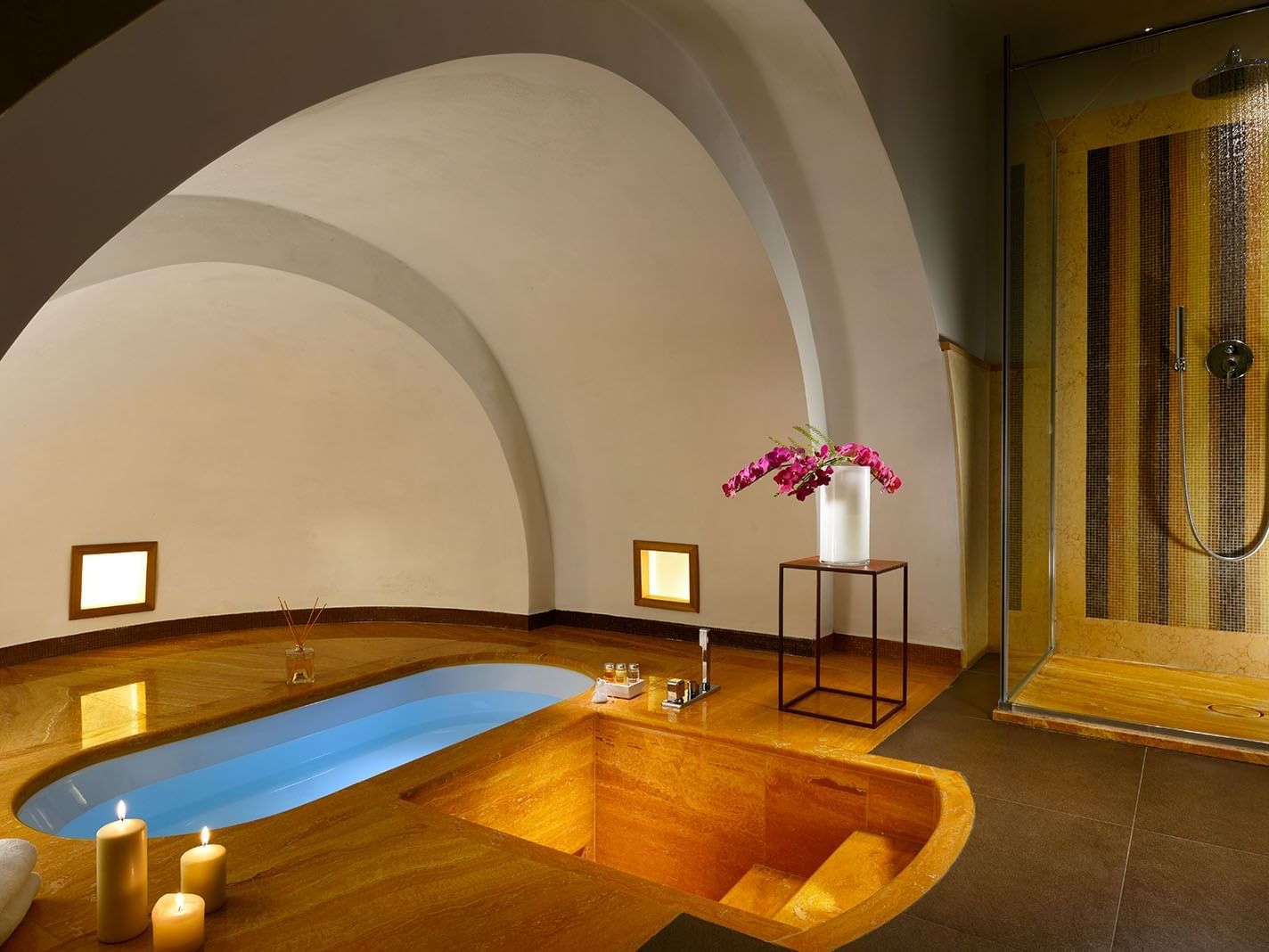 Wooden-floored room with a bathtub in Junior Suite at Margutta 54
