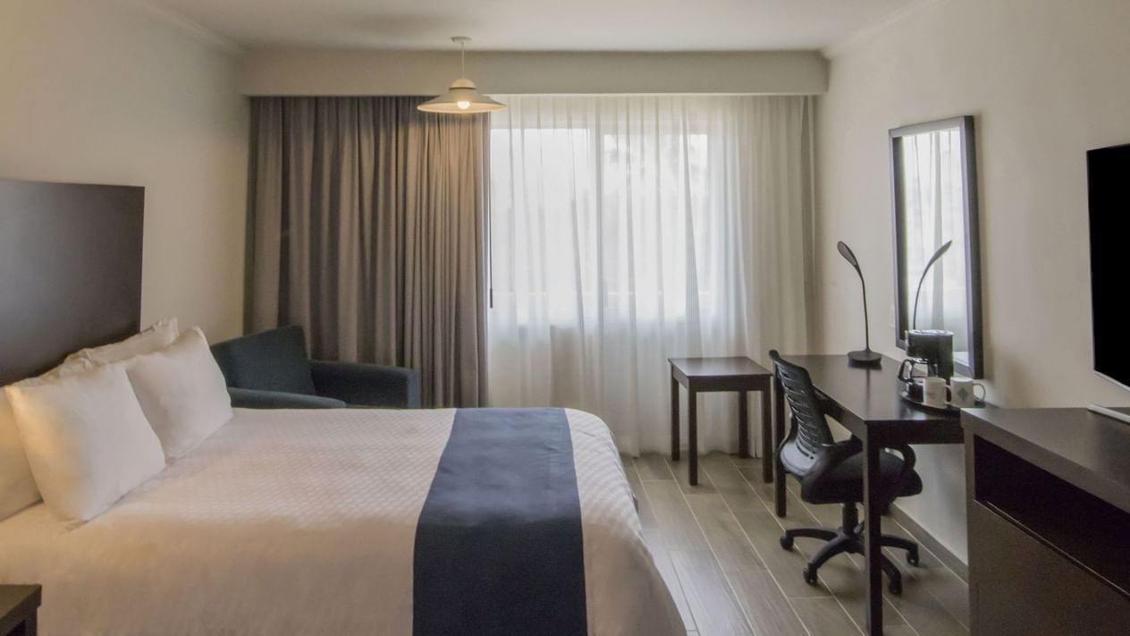 Bed & furniture in Superior king room at Gamma Tampico