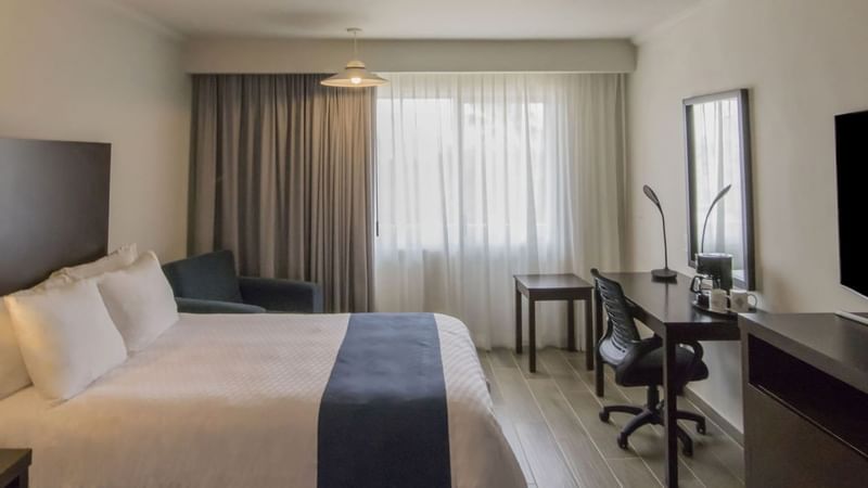 Bed & furniture in Superior king room at Gamma Tampico