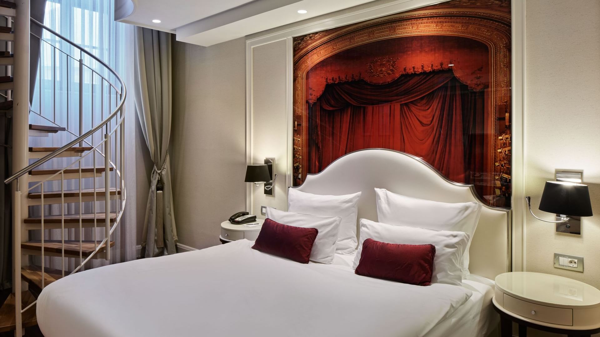 Junior Duplex Suite mit Wendeltreppe und Schlafzimmer im Titanic Gendarmenmarkt Berlin.