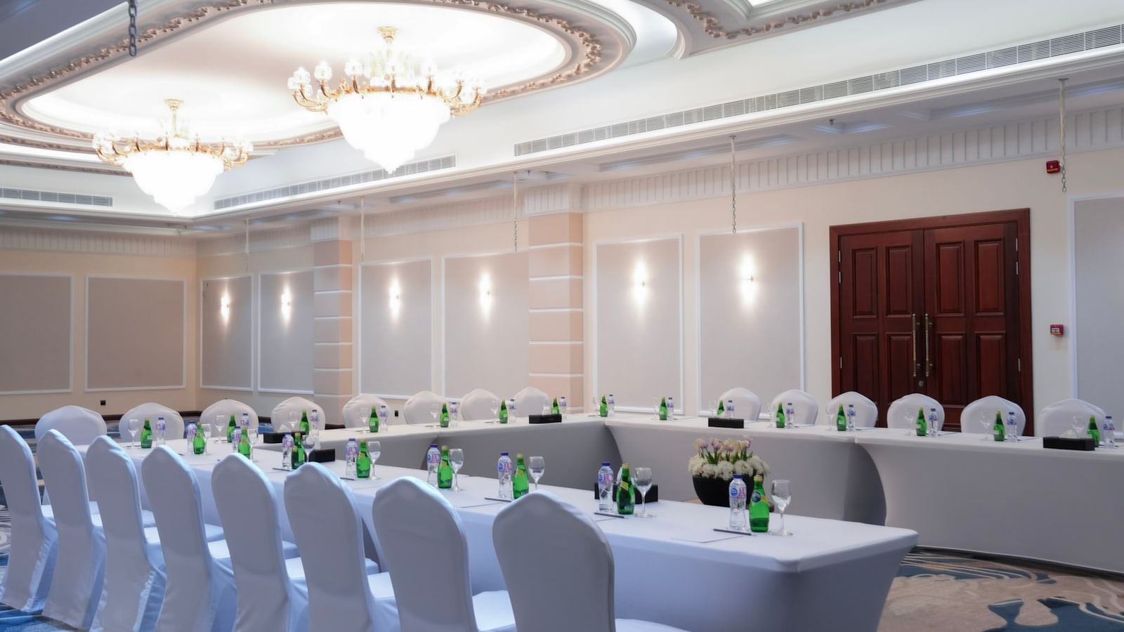 Elegance in a large, luxurious conference hall with tables and chairs