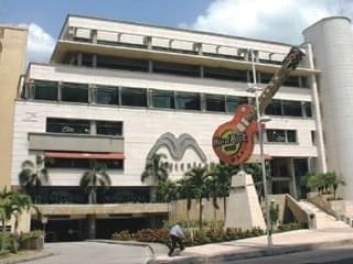 Exterior del multicéntrico con logo de hard rock