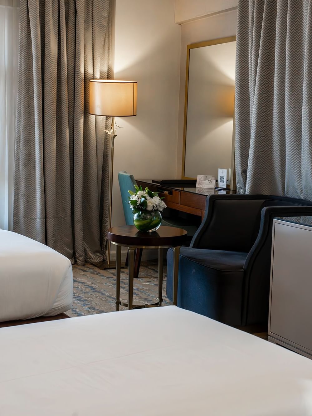 غرفة توأم تنفيذية في فندق سجى ورويك المدينة المنورة، مزودة بسريرين ومكتب.