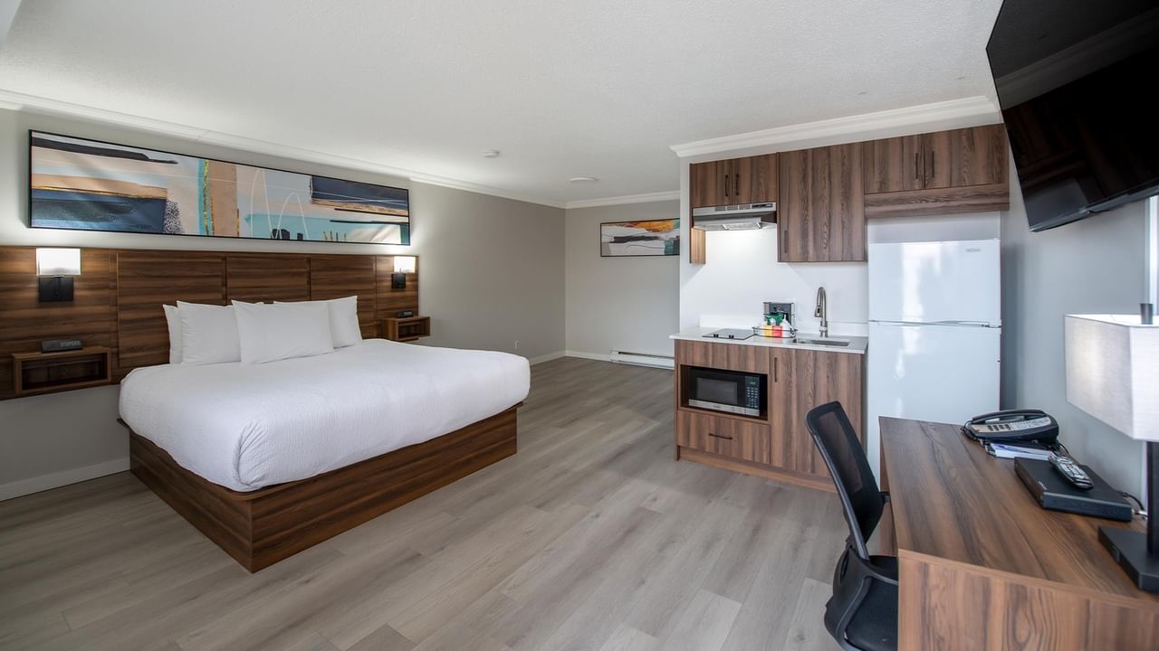 King bed, kitchenette, TV, desk, and chair.