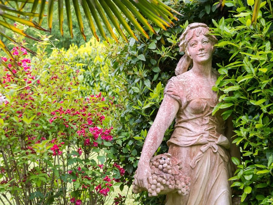 View of a Statue of a lady holding flowers at Hotel Pic Epeiche