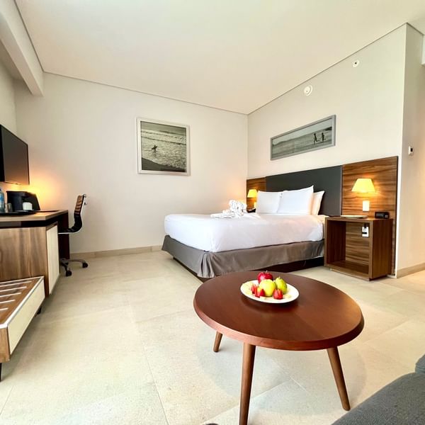 Stylish Junior Suite Queen at Fiesta Inn Express Cancún Cumbres with a round coffee table, fresh fruit, and a sitting area
