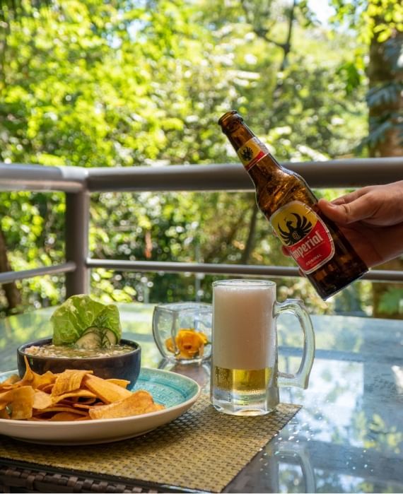 Cervezas y bocadillos servidos en Sloth Snack Bar en Jungle Vista Boutique Hotel