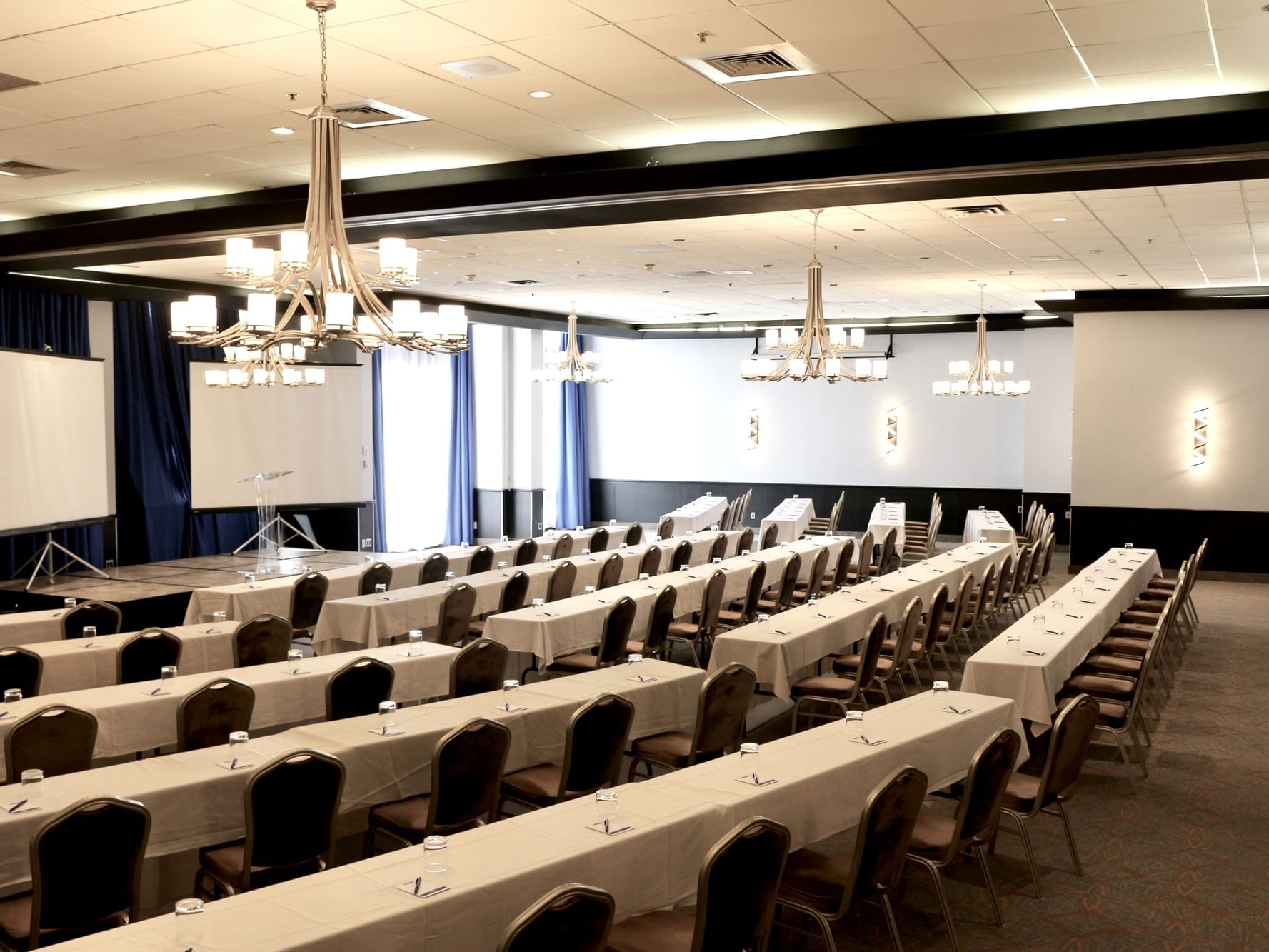 Classroom table set-up in Frontenac and Montcalm at Travelodge Hotel & Convention Center Québec City