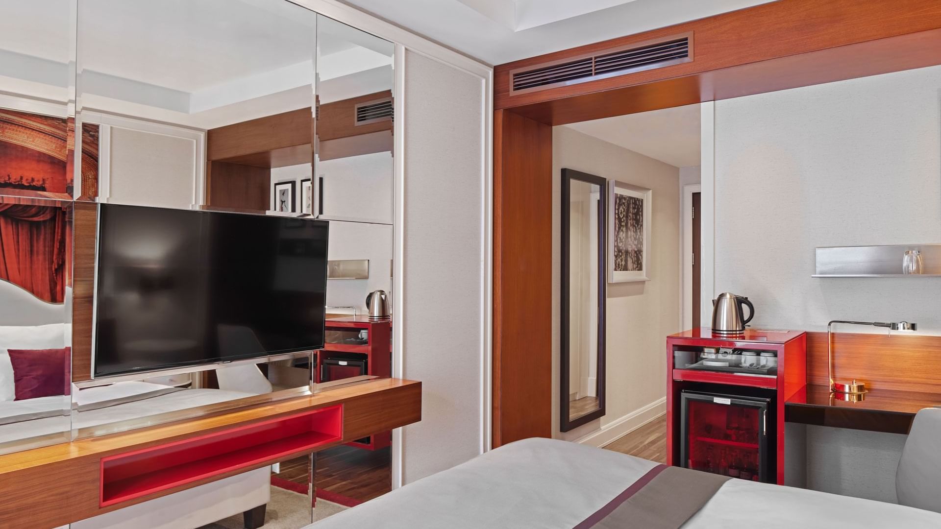 Fernseher und Nespresso-Maschine im Deluxe Zimmer des Titanic Gendarmenmarkt