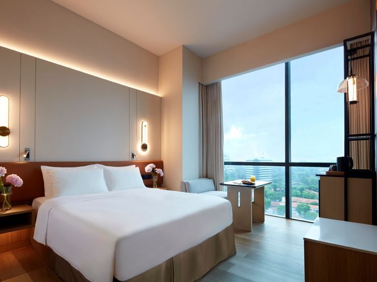 King bed in Premier Room with a city view at Momentus Hotel Alexandra