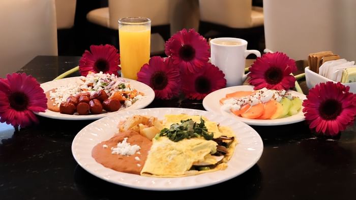 Desayuno con tortilla, fruta, jugo y café entre margaritas rosas en Fonda De Hermosillo, Araiza Hermosillo 