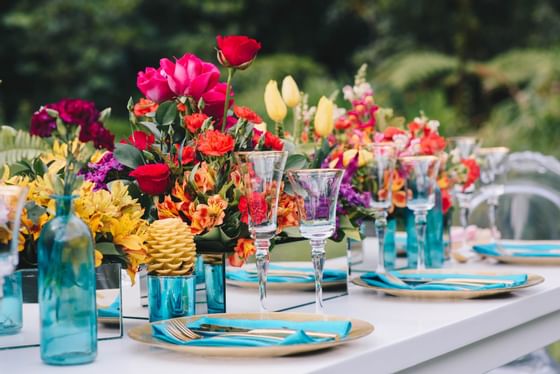 fleurs sur une table à manger