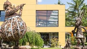 Hotel garden with statues at Hotel Millau South