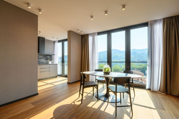 Suite con sala da pranzo moderna con vista panoramica sulle montagne da DUPARC Contemporary Suites