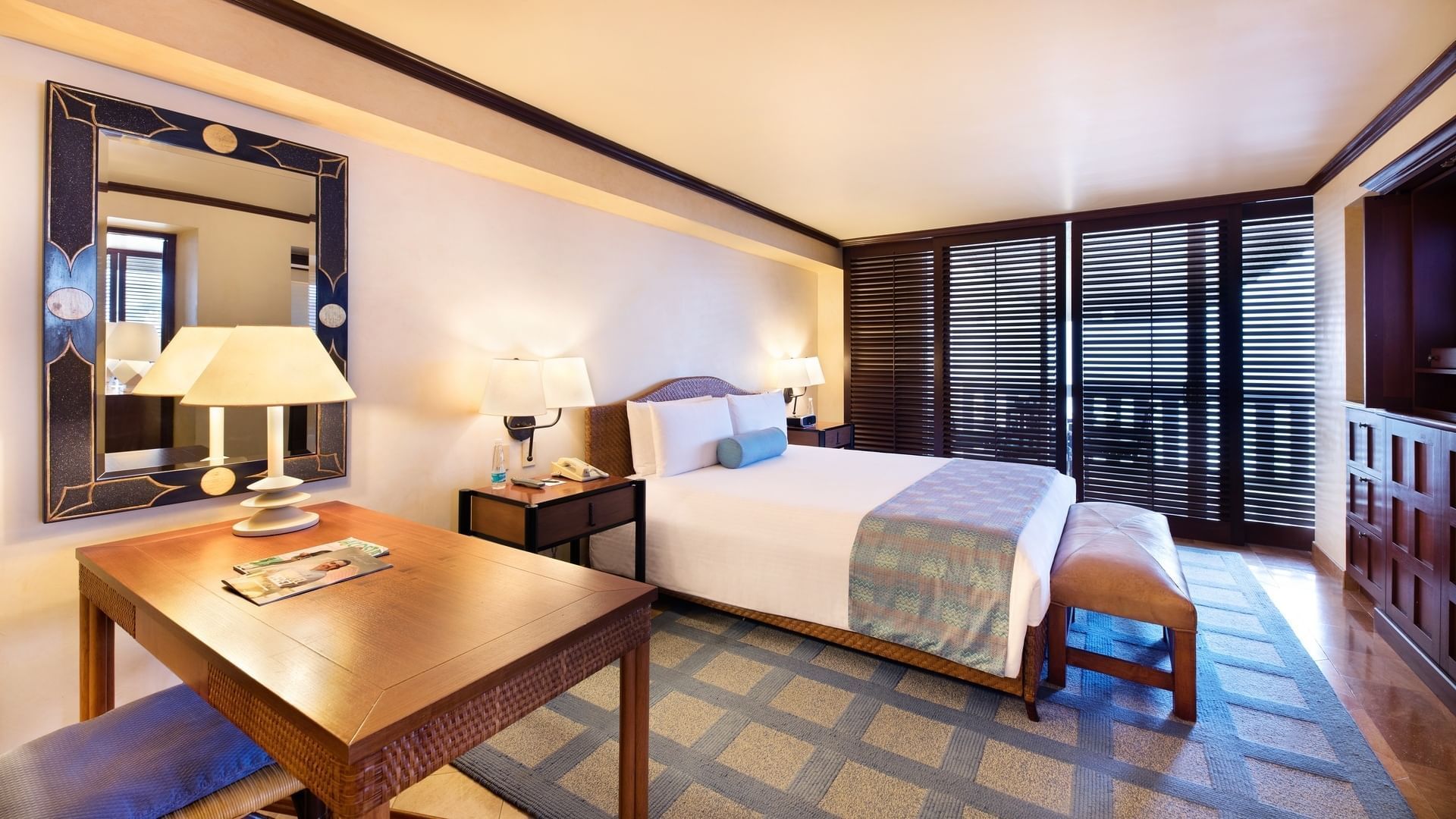 Bed & desk in Piramide Pacific Suite King at Mundo Imperial