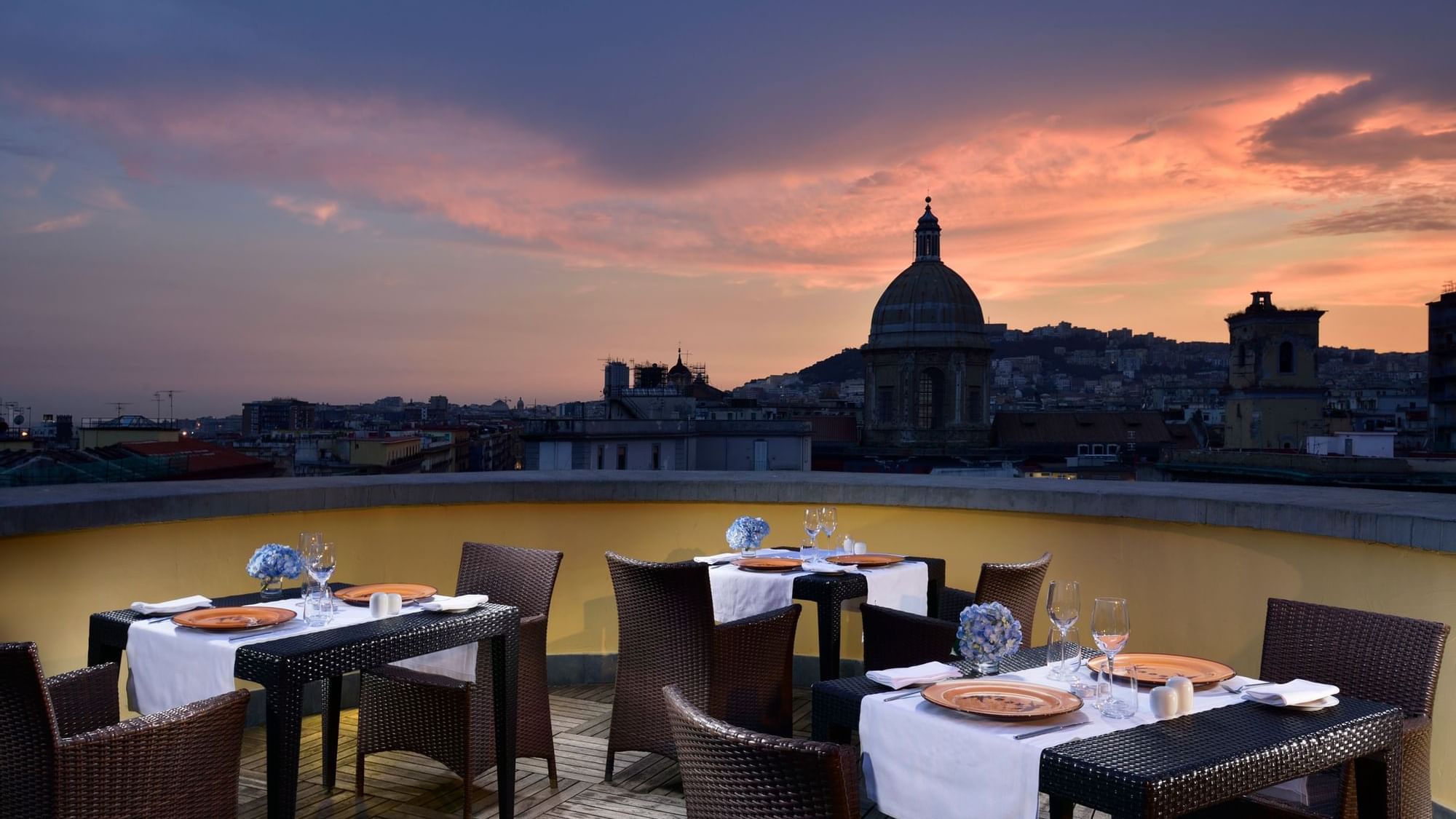 Terrazza ristorante UNAHOTELS Napoli