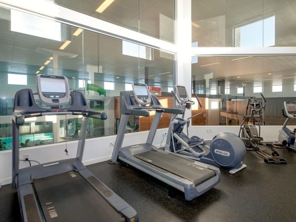 Multiple treadmills and exercise machines in the hotel fitness centre.