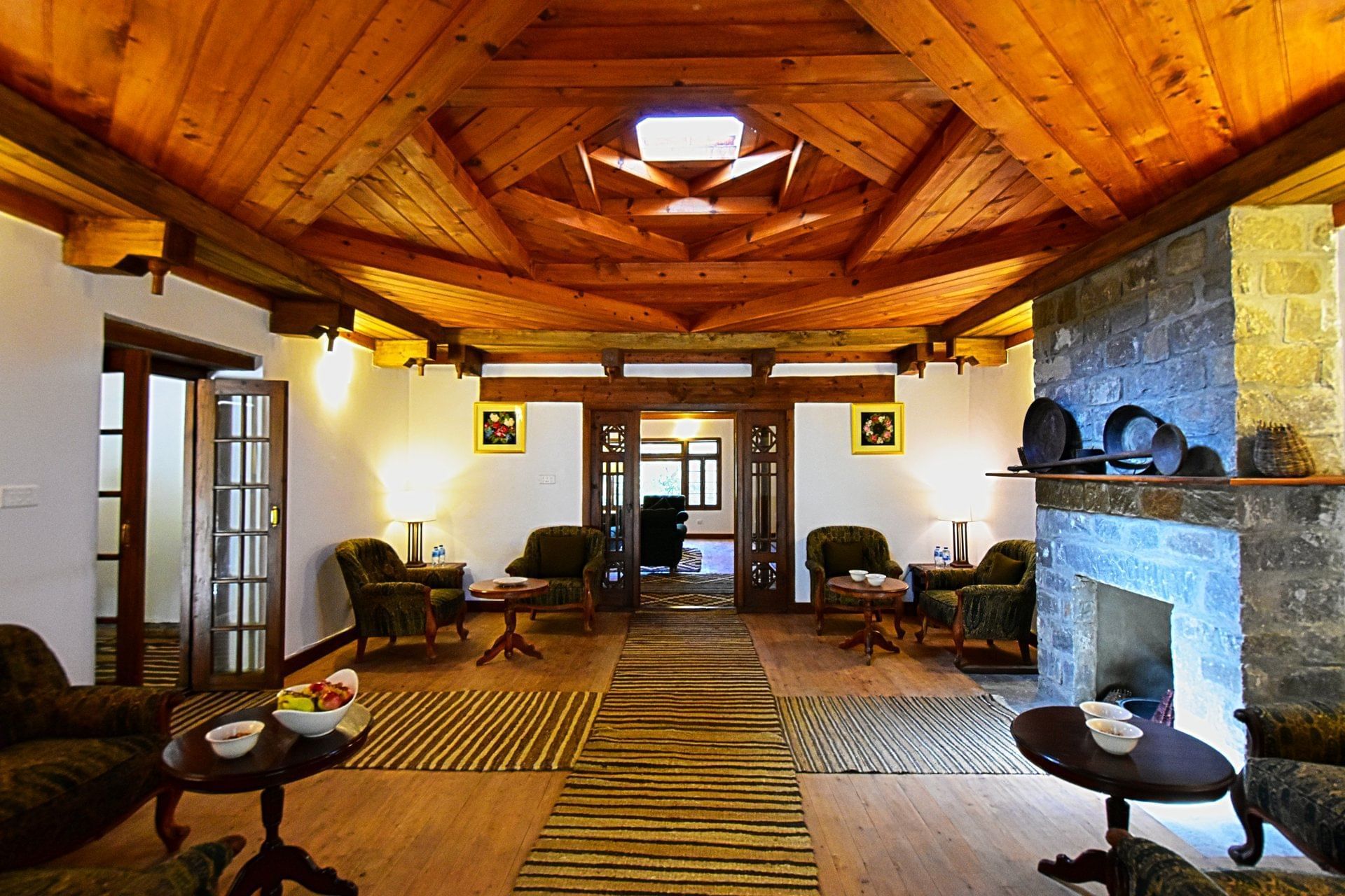 Inertior of lobby and lounge area at Serena Altit Fort