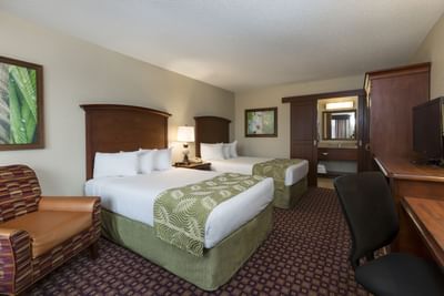 Beds & work desk, Deluxe Double Room at Rosen Inn International