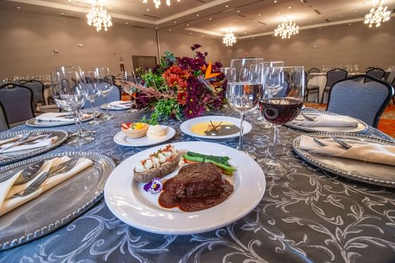Steak with wine glasses served at Hotel Mirra, one of the hotel with meeting rooms in San Luis Sonora for events