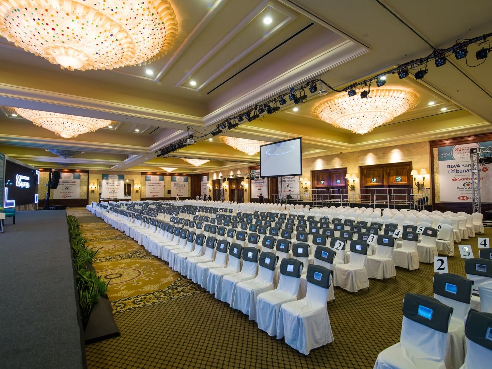 Theater-style set-up in Diamante at Mundo Imperial