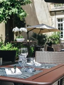 Espace repas extérieur dans un restaurant à Oceania Hotels Group