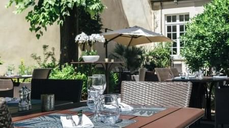 Espace repas extérieur dans un restaurant à Oceania Hotels Group