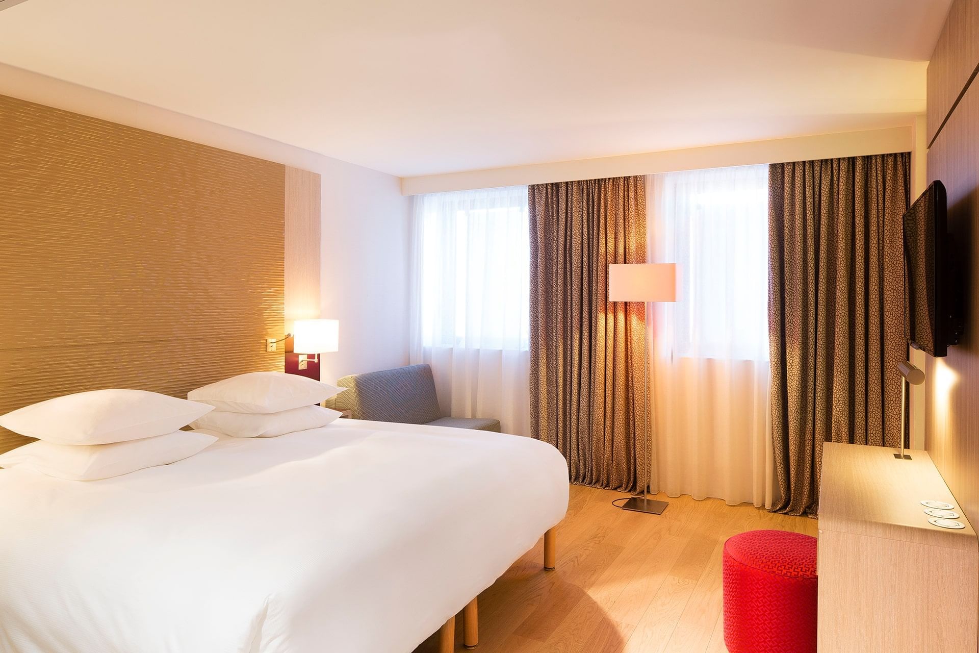 Comfort double room with working table at Oceania Rennes