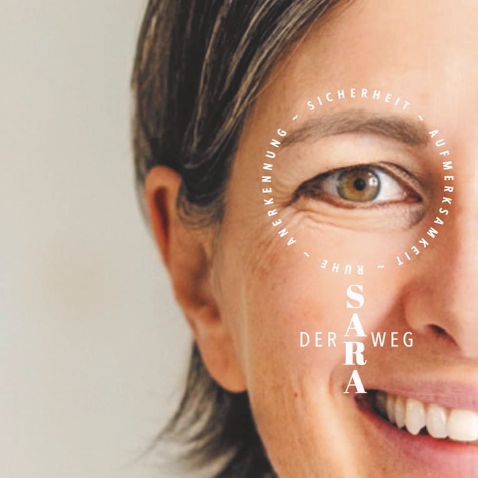 Smiling woman's face with the text Sicherheit, Entspannung, Zeit, Sara Weg