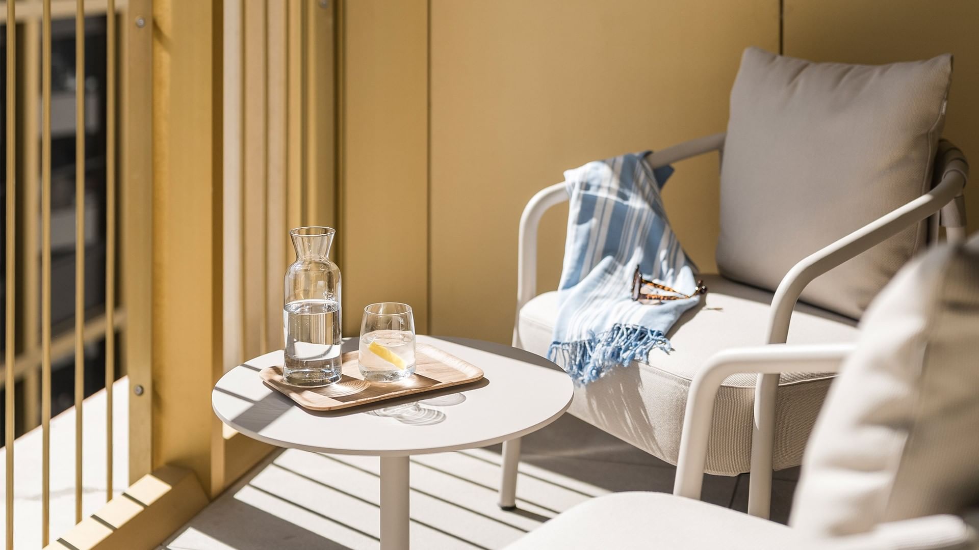 Balkon der Grand Deluxe Zimmer mit Tisch und Stühle im Falkensteiner Hotel Bozen WaltherPark in Bolzano.