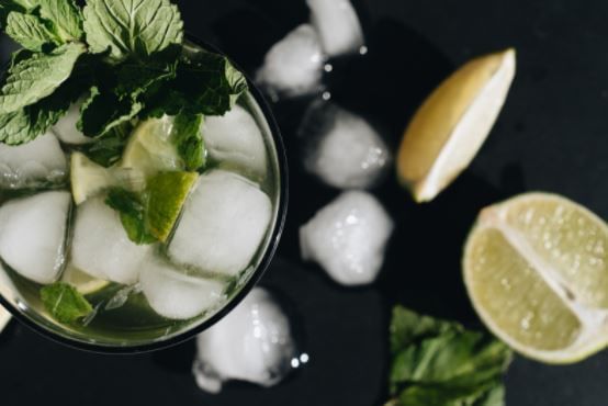 Close-up of a mint & lemon cocktail served at Porta Hotel del Lago