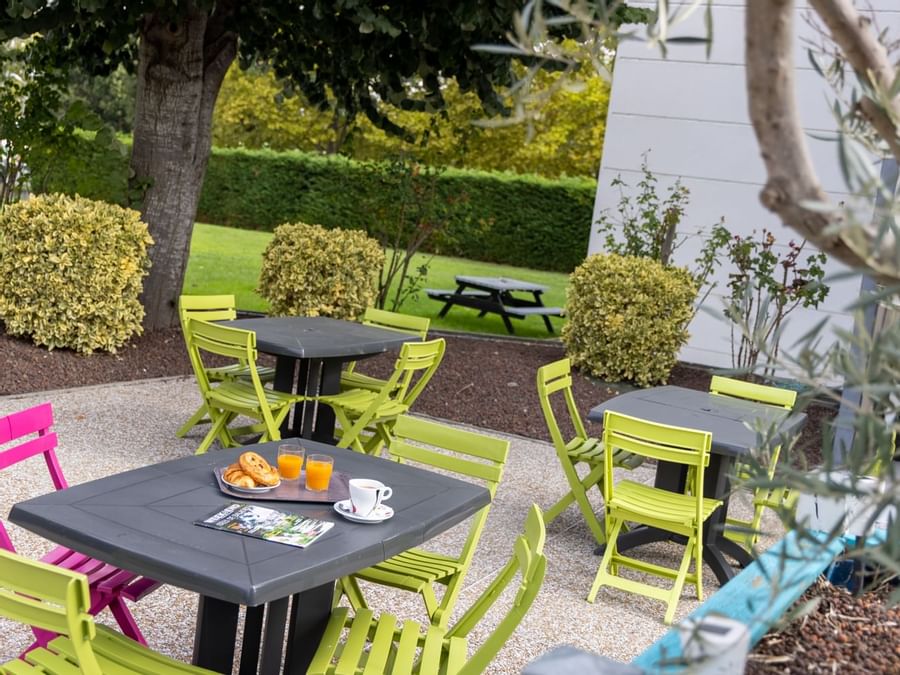 An outdoor dining area at Hotel Innostar