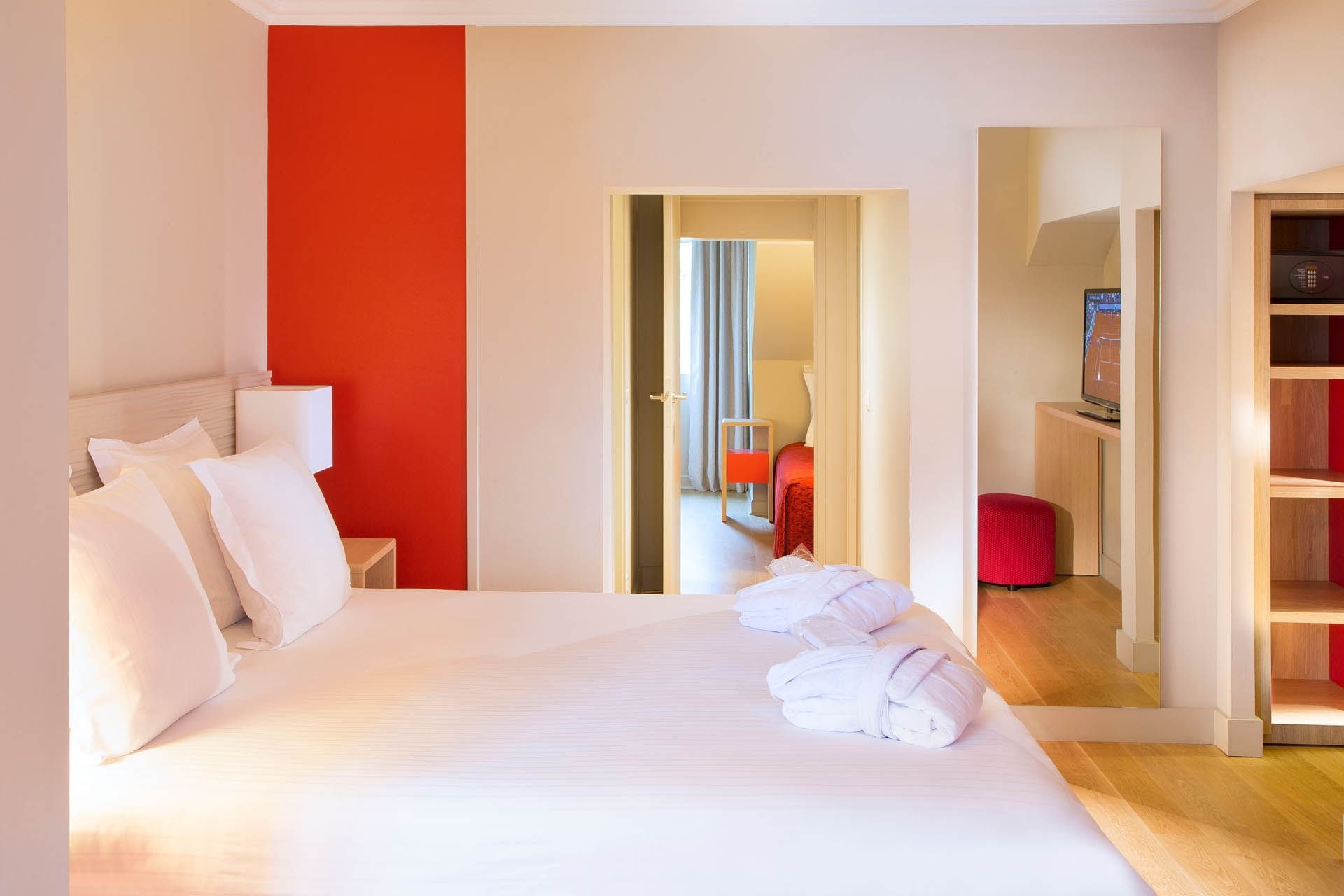 Lit confortable dans la Suite Familiale à l'Oceania L'Univers Tours