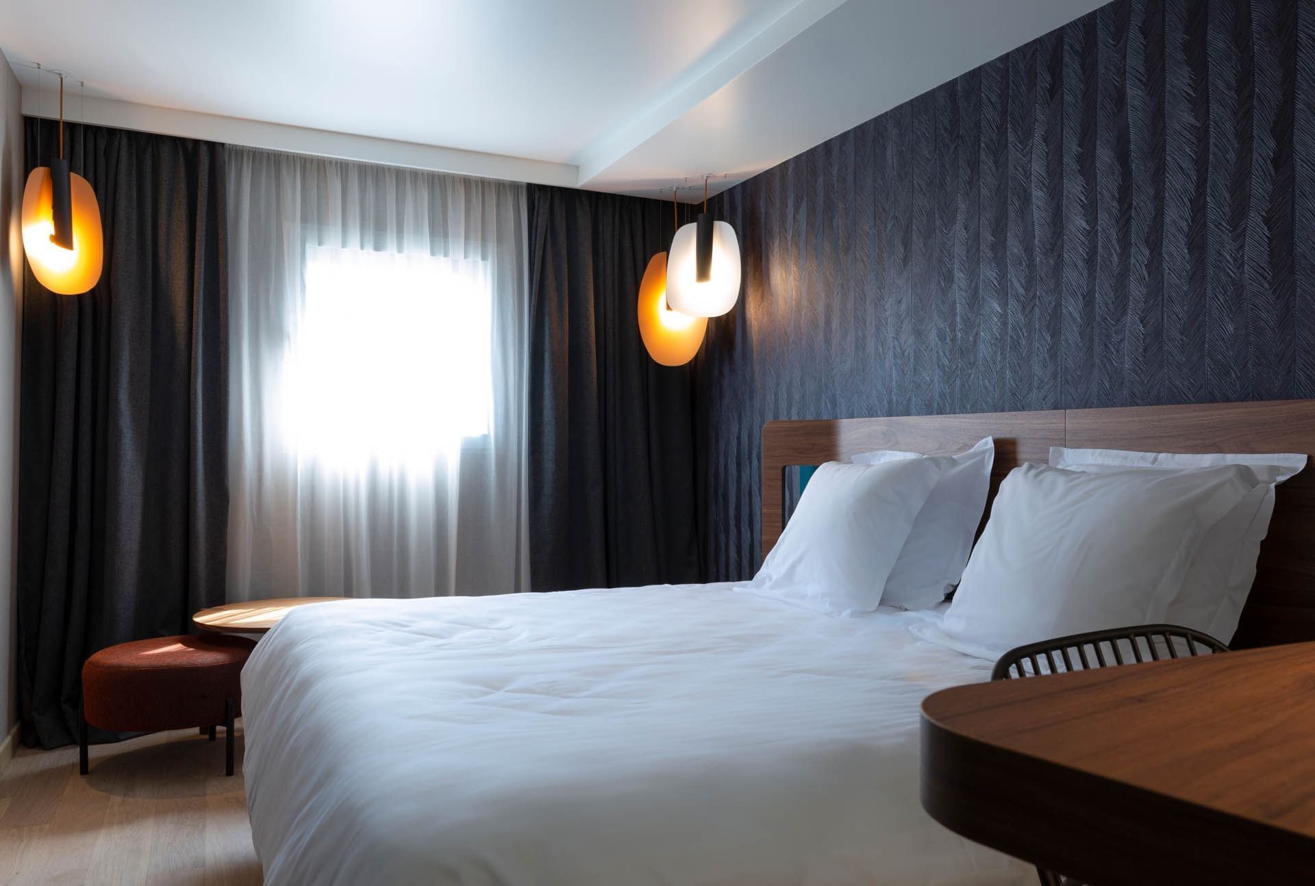 Lit confortable dans une Suite à l'Oceania Paris Porte de Versailles