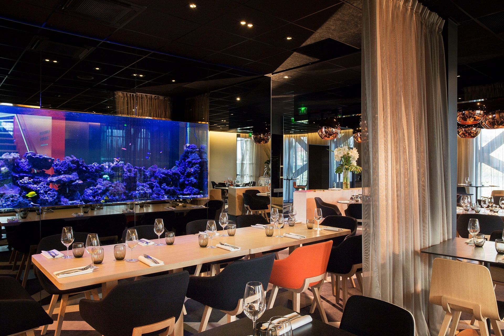 Aquarium près de la salle à manger du restaurant à l'Oceania Paris Roissy CDG