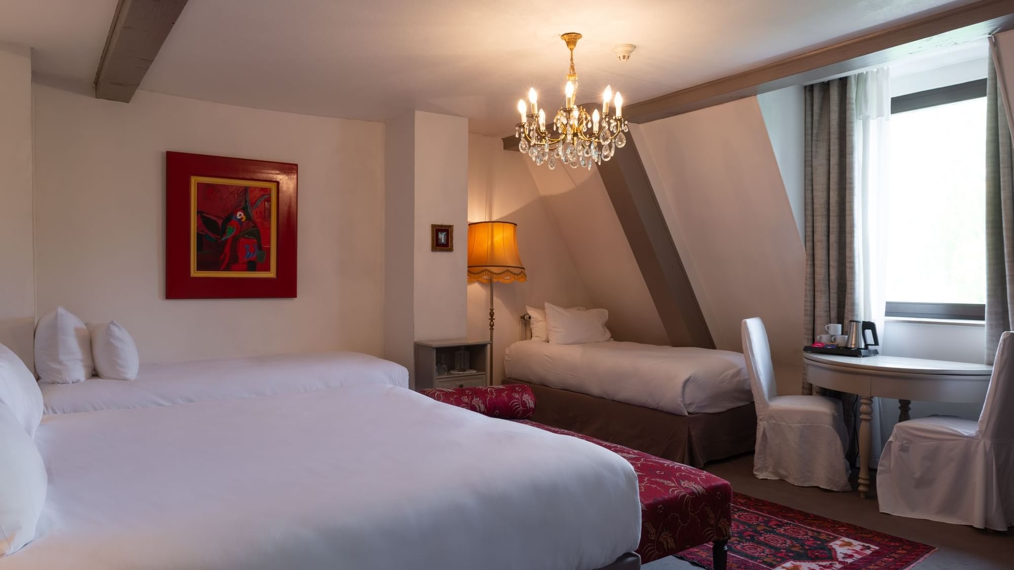 Chambre quadruple confort de l’Hôtel Domaine de Beaupré The Originals Relais