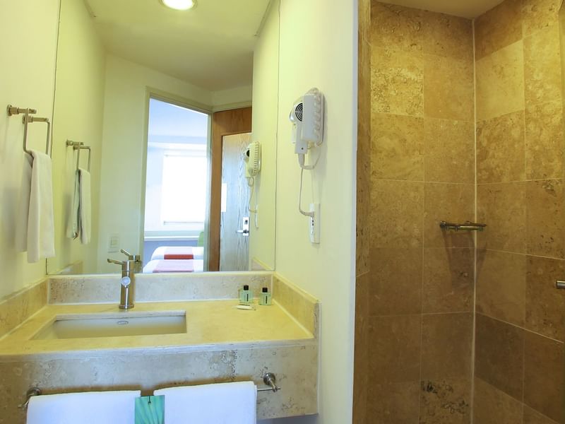 Interior de la habitación accesible en One Hotels