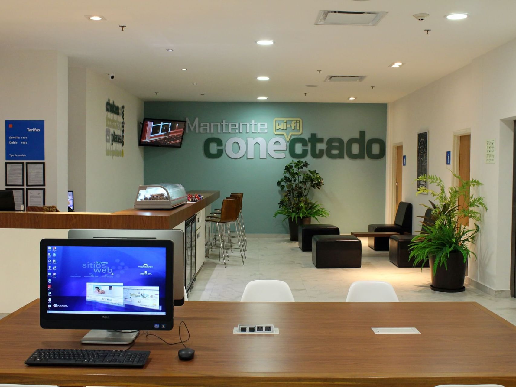 Centro de negocios con zona lounge en One Hotels